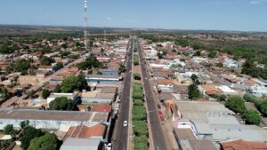 Vista aérea panorâmica de Ribeirão Cascalheira, Mato Grosso, mostrando a avenida principal central e área urbana residencial.